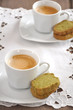 Zwei Kaffeetassen mit Keksen