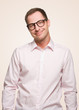 grinsender Mann mit Nerdbrille