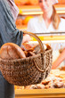 Verkäuferin mit Kundin in einer Bäckerei