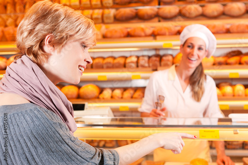 Photo: Verkäuferin mit Kundin in einer Bäckerei Verkäuferin mit Kundin in einer Bäckerei