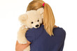 Foto: mädchen kuschelt mit teddy mädchen kuschelt mit teddy