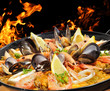Fuego y paella de mariscos.