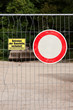 Betreten der Baustelle verboten an einem verbogenen Bauzaun