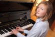 Junges Mädchen spielt Klavier