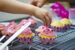 Frisch gebackene Kuchen werden mit Zuckerherzen verziert