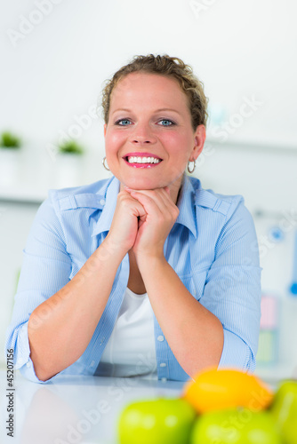 Photo: glückliche hausfrau glückliche hausfrau