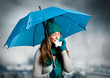 Foto: umbrella 04/Frau mit Taschentuch und Regenschirm beim niesen umbrella 04/Frau mit Taschentuch und Regenschirm beim niesen