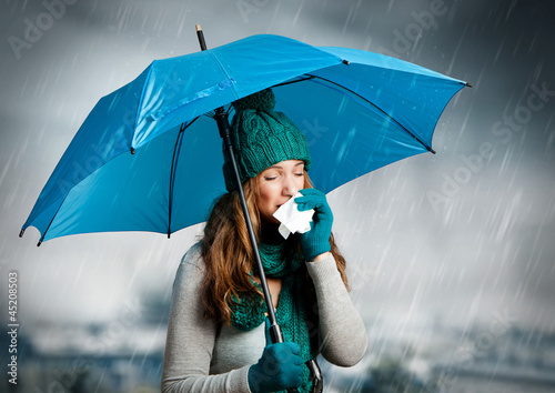 Photo: umbrella 04/Frau mit Taschentuch und Regenschirm beim niesen umbrella 04/Frau mit Taschentuch und Regenschirm beim niesen