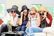 Foto: 4 girls with straw hats and sunglasses on the sofa 4 girls with straw hats and sunglasses on the sofa