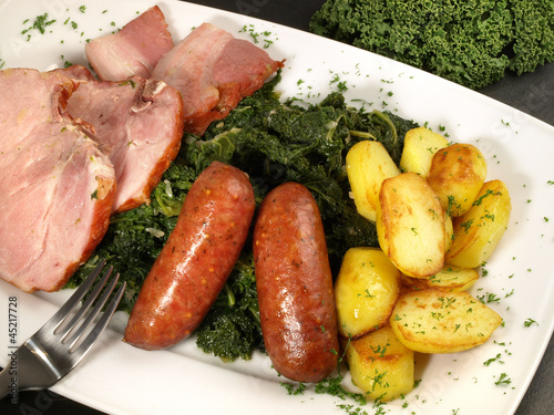 Photo: Grünkohl mit Rauchfleisch und Kartoffeln Grünkohl mit Rauchfleisch und Kartoffeln