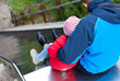 Vater mit Tochter auf Rutsche