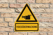 Schild Videoüberwachung Kamera gelb schwarz Mauer