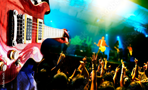 Illustration: fondo de musica.Guitarrista y publico fondo de musica.Guitarrista y publico