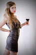 Mujer elegante con copa de vino