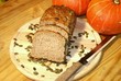 Geschnittenes Kürbiskernbrot und Kürbisse