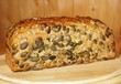Ganzes Kürbiskernbrot,  Kürbiskerne sind deutlich zu sehen.