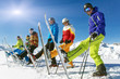 Photo: Gruppe Skifahrer mit Ski hoch Gruppe Skifahrer mit Ski hoch