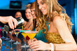 Leute in Club oder Bar trinken Champagner