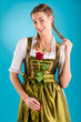 Junge Frau in traditionellem Dirndl oder Tracht