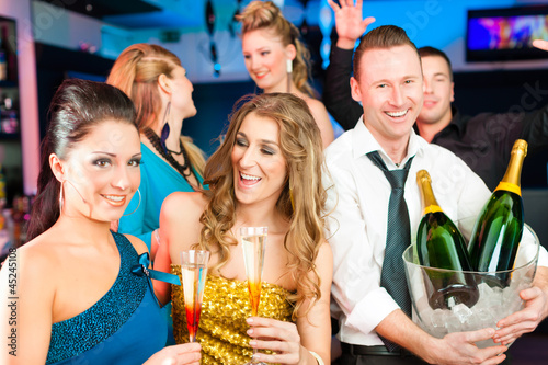 Photo: Leute in Club oder Bar trinken Champagner Leute in Club oder Bar trinken Champagner