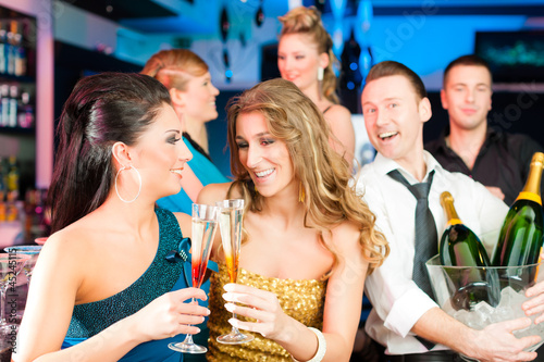 Photo: Leute in Club oder Bar trinken Champagner Leute in Club oder Bar trinken Champagner