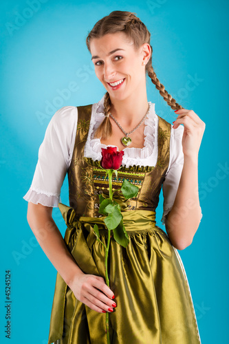 Photo: Junge Frau in traditionellem Dirndl oder Tracht Junge Frau in traditionellem Dirndl oder Tracht
