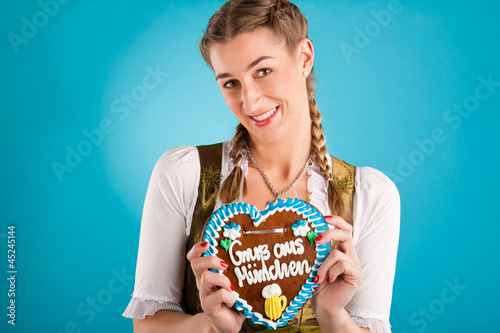 Photo: Junge Frau in traditionellem Dirndl oder Tracht Junge Frau in traditionellem Dirndl oder Tracht