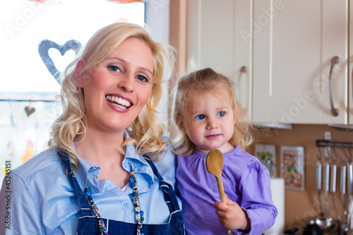 Photo: Familie - Mutter und Kind backen Pizza Familie - Mutter und Kind backen Pizza