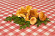 Pilze mit Petersilie auf Tischdecke