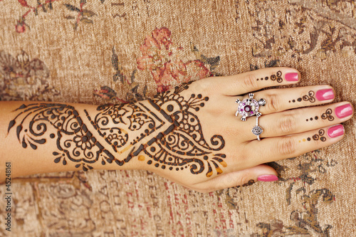 Photo: Henna art on woman's hand Henna art on woman's hand