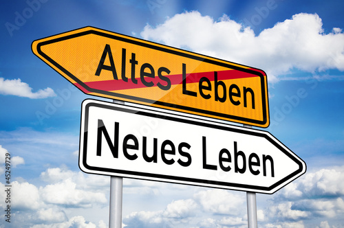 Wegweiser mit Altes Leben und Neues Leben von stockWERK
