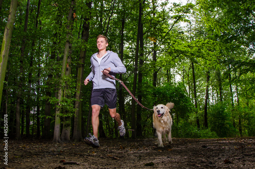 Photo: jogger führt seinen hund an der leine jogger führt seinen hund an der leine