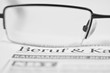 Zeitung mit Brille