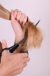 frau schneidet sich die haare