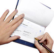 Foto: femme cheque finance femme cheque finance