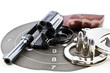 Foto: handgun revolver and police handcuff with bullets on white backg handgun revolver and police handcuff with bullets on white backg