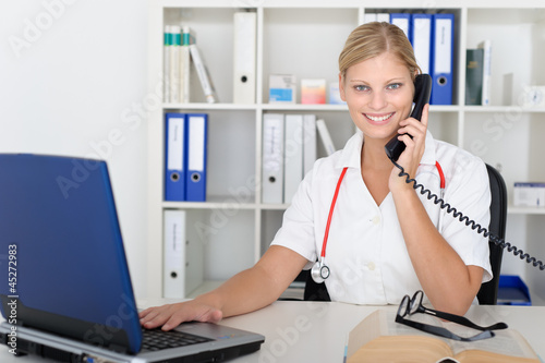 Photo: Nette Ärztin berät am Telefon Nette Ärztin berät am Telefon