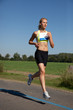 Attraktive junge Frau beim Marathon