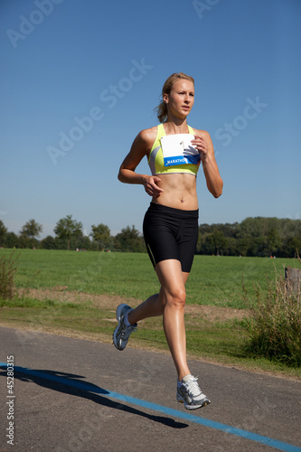 Photo: Attraktive junge Frau beim Marathon Attraktive junge Frau beim Marathon