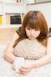 スマートフォンを見る女性