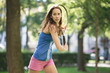 Junge Frau spielt Tennis