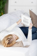 entspannte frau liest ein ebook
