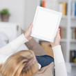frau mit tablet liegt auf dem sofa