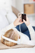 junge frau hört musik vom handy