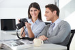 Fotografin mit Mitarbeiter im Büro