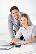 Mann und Frau gemeinsam am Laptop
