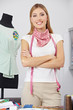 Modedesignerin neben Schneiderpuppe
