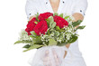 Frau mit Rosenbouquet