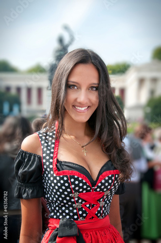 Photo: Frau im roten Dirndl auf dem Oktoberfest in München Frau im roten Dirndl auf dem Oktoberfest in München