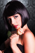 attraktive schwarzhaarige Frau mit Rose